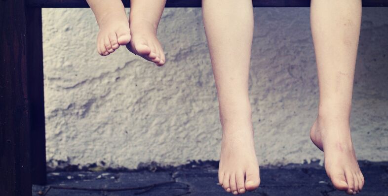 Plantarwarzen treten normalerweise in der Kindheit auf. 